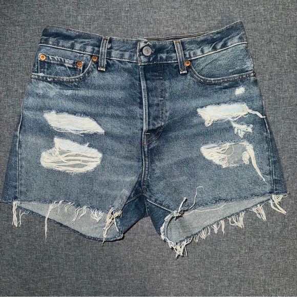Levi's Distressed Wedgie Short Medium Wash - Picture 2 of 8
